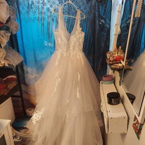 Wedding Dress (Never worn)